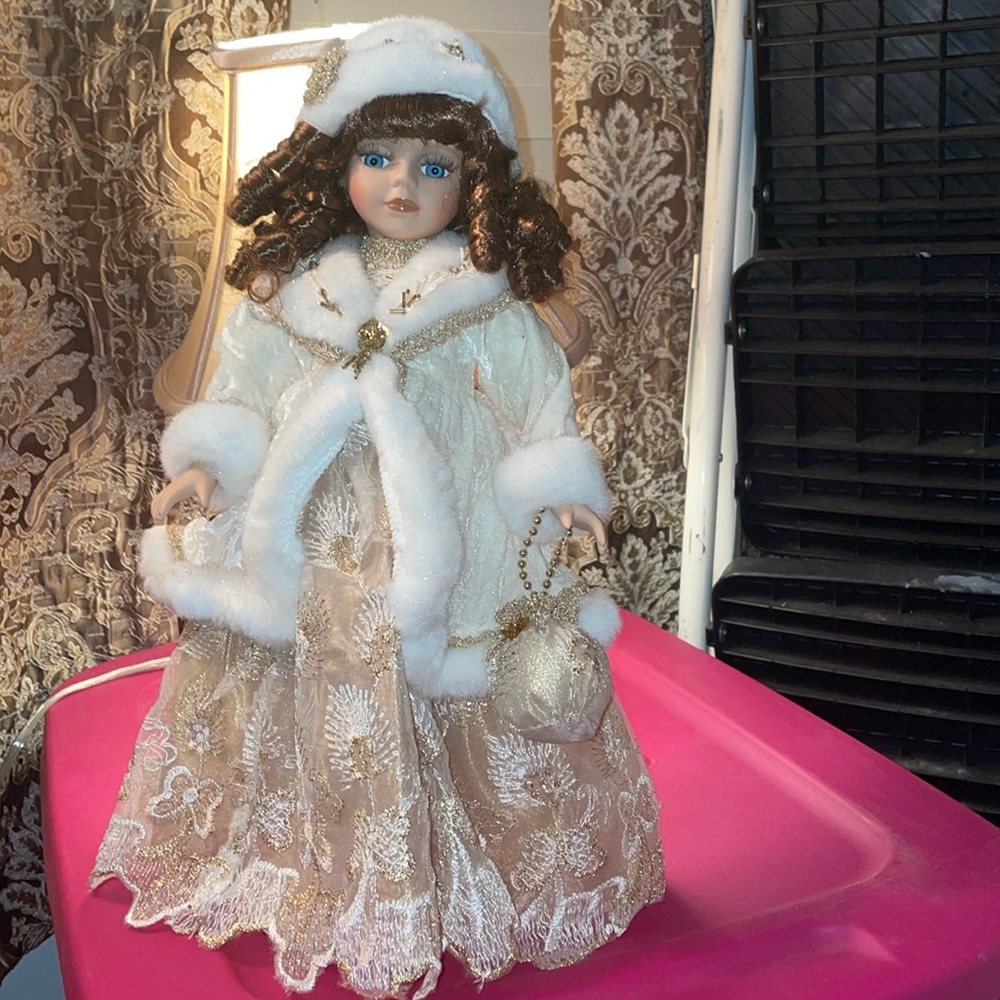 WHITE/GOLD LACE Victorian DOLL 16”